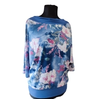 Niebieska bluzka kimono z marszczonym dekoltem - wzór w kwiaty